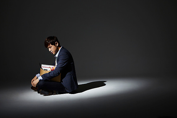 포토 JPG 스튜디오촬영 전신 남자 비즈니스 모션 실내 그림자 한명 사람 앉기 동양인 정장 20대 성인 옆모습 상자 사무용품 한국인 직장인 비즈니스맨 좌절 오브젝트 신입사원 해고 청년만 청년남자만 청년남자한명만 성인남자한명만 주저앉기 국내포토 직업 1 옷 감정 뷰포인트 컨셉 문구용품 인종 청년 내부 남자만 남자한명만 성인남자만 성인만 파일형식