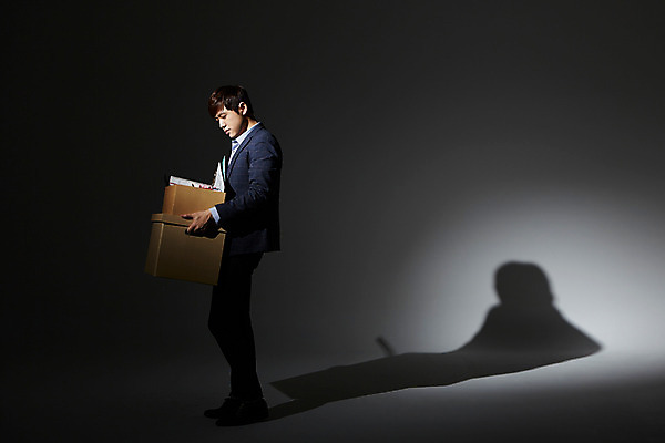 포토 직업 1 옷 남자 감정 뷰포인트 컨셉 비즈니스 모션 문구용품 실내 사람 동양인 인종 청년 내부 직장인 남자만 남자한명만 성인남자만 청년만 청년남자만 성인만 파일형식 JPG 스튜디오촬영 전신 그림자 한명 서기 들기 정장 20대 성인 옆모습 상자 사무용품 한국인 비즈니스맨 좌절 오브젝트 신입사원 해고 청년남자한명만 성인남자한명만 국내포토