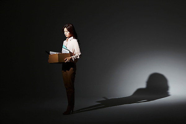 포토 JPG 스튜디오촬영 전신 여자 비즈니스 모션 실내 그림자 한명 서기 들기 사람 동양인 정장 20대 성인 옆모습 상자 사무용품 한국인 직장인 비즈니스우먼 좌절 오브젝트 신입사원 해고 청년만 청년여자만 청년여자한명만 성인여자한명만 국내포토 직업 1 옷 감정 뷰포인트 컨셉 문구용품 인종 청년 내부 여자만 여자한명만 성인여자만 성인만 파일형식