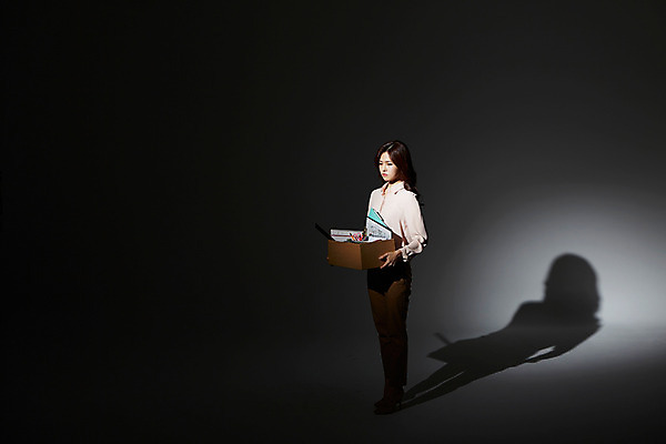 포토 JPG 스튜디오촬영 전신 여자 비즈니스 모션 실내 그림자 한명 서기 들기 사람 동양인 정장 20대 성인 옆모습 상자 사무용품 한국인 직장인 비즈니스우먼 좌절 오브젝트 신입사원 해고 청년만 청년여자만 청년여자한명만 성인여자한명만 국내포토 직업 1 옷 감정 뷰포인트 컨셉 문구용품 인종 청년 내부 여자만 여자한명만 성인여자만 성인만 파일형식