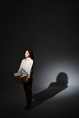 포토 JPG 스튜디오촬영 전신 여자 비즈니스 모션 실내 그림자 한명 서기 들기 사람 동양인 정장 20대 성인 앞모습 상자 한국인 직장인 비즈니스우먼 좌절 오브젝트 신입사원 해고 청년만 청년여자만 청년여자한명만 성인여자한명만 국내포토 직업 1 옷 감정 뷰포인트 컨셉 인종 청년 내부 여자만 여자한명만 성인여자만 성인만 파일형식