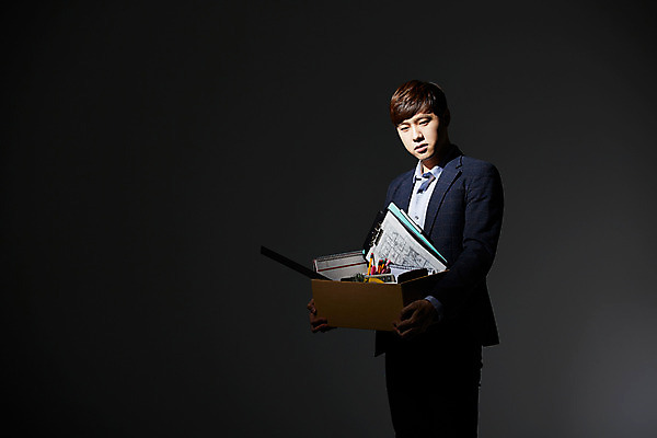 포토 JPG 스튜디오촬영 남자 비즈니스 모션 실내 한명 서기 들기 사람 동양인 정장 상반신 20대 성인 앞모습 상자 사무용품 한국인 직장인 비즈니스맨 좌절 오브젝트 신입사원 해고 청년만 청년남자만 청년남자한명만 성인남자한명만 국내포토 직업 1 옷 감정 뷰포인트 컨셉 문구용품 인종 청년 내부 남자만 남자한명만 성인남자만 성인만 파일형식