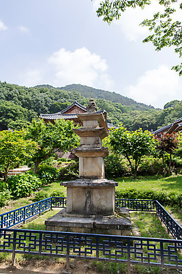 포토 JPG 주간 나무 식물 구름 한국문화 계절 종교 고건축 불교 한국건축 하늘 한국 풍경 사람없음 야외 여름 탑 여름풍경 문화재 사찰 경상북도 과거 부석사 삼층석탑 영주 국내포토 자연요소 동양문화 건축물 건축 아시아 컨셉 종교건축 석탑 경상도 파일형식 여름_계절
