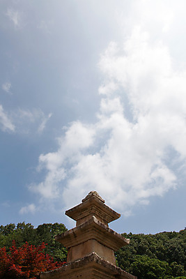 포토 JPG 주간 나무 식물 구름 한국문화 계절 종교 로우앵글 고건축 불교 한국건축 자연 하늘 한국 풍경 사람없음 야외 여름 탑 여름풍경 문화재 사찰 경상북도 과거 부석사 삼층석탑 영주 국내포토 자연요소 동양문화 건축물 건축 아시아 뷰포인트 컨셉 종교건축 석탑 경상도 생태계 파일형식 여름_계절