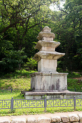 포토 JPG 주간 나무 식물 한국문화 계절 종교 고건축 불교 한국건축 한국 풍경 사람없음 야외 여름 탑 여름풍경 문화재 사찰 경상북도 과거 부석사 삼층석탑 영주 국내포토 자연요소 동양문화 건축물 건축 아시아 컨셉 종교건축 석탑 경상도 파일형식 여름_계절