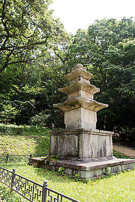 포토 JPG 주간 나무 식물 한국문화 계절 종교 고건축 불교 한국건축 한국 풍경 사람없음 야외 여름 탑 여름풍경 문화재 사찰 경상북도 과거 부석사 삼층석탑 영주 국내포토 자연요소 동양문화 건축물 건축 아시아 컨셉 종교건축 석탑 경상도 파일형식 여름_계절