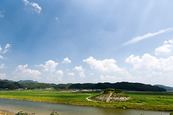 포토 JPG 주간 구름 한국문화 계절 자연 하늘 한국 풍경 사람없음 야외 여름 강 햇빛 여름풍경 문화재 과거 도산서원 안동 시사단 국내포토 자연요소 동양문화 아시아 컨셉 태양 경상북도 생태계 비각 서원 파일형식 여름_계절