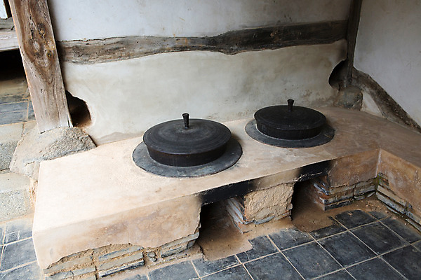 포토 JPG 주간 한국문화 계절 고건축 유적 한국건축 자연 한국 풍경 사람없음 야외 여름 주방 여름풍경 문화재 가마솥 아궁이 과거 도산서원 서원 안동 국내포토 자연요소 동양문화 전통 건축물 건축 아시아 컨셉 솥 경상북도 생태계 파일형식 여름_계절