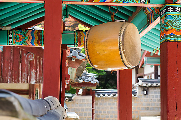 포토 JPG 주간 한국문화 계절 고건축 유적 한국건축 자연 한국 기와 풍경 사람없음 야외 여름 여름풍경 문화재 북 과거 도산서원 서원 안동 국내포토 자연요소 동양문화 전통 건축물 건축 아시아 컨셉 타악기 경상북도 생태계 파일형식 여름_계절