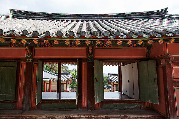 포토 JPG 주간 한국문화 계절 고건축 유적 한국건축 자연 한국 기와 풍경 사람없음 야외 여름 문 여름풍경 문화재 과거 도산서원 서원 안동 국내포토 자연요소 동양문화 전통 건축물 건축 아시아 컨셉 경상북도 생태계 파일형식 여름_계절