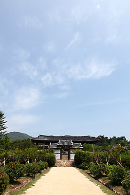 포토 JPG 주간 나무 식물 구름 한국문화 계절 고건축 유적 한국건축 하늘 한국 풍경 사람없음 야외 여름 여름풍경 문화재 사찰 과거 서원 안동 병산서원 고택 국내포토 자연요소 동양문화 전통 건축물 건축 아시아 컨셉 종교건축 경상북도 파일형식 여름_계절