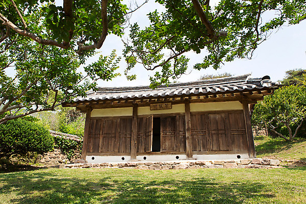 포토 JPG 주간 나무 식물 한국문화 계절 고건축 유적 한국건축 하늘 한국 풍경 사람없음 야외 여름 여름풍경 문화재 풀 과거 서원 안동 병산서원 고택 국내포토 자연요소 동양문화 전통 건축물 건축 아시아 컨셉 경상북도 파일형식 여름_계절