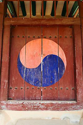 포토 JPG 주간 한국문화 계절 고건축 유적 한국건축 한국 풍경 사람없음 야외 여름 여름풍경 문화재 대문 태극 과거 서원 안동 병산서원 고택 국내포토 자연요소 동양문화 전통 문양 건축물 건축 아시아 컨셉 문 경상북도 파일형식 여름_계절