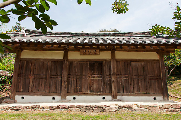 포토 JPG 주간 나무 식물 한국문화 계절 고건축 유적 한국건축 하늘 한국 풍경 사람없음 야외 여름 여름풍경 문화재 과거 서원 안동 병산서원 고택 국내포토 자연요소 동양문화 전통 건축물 건축 아시아 컨셉 경상북도 파일형식 여름_계절