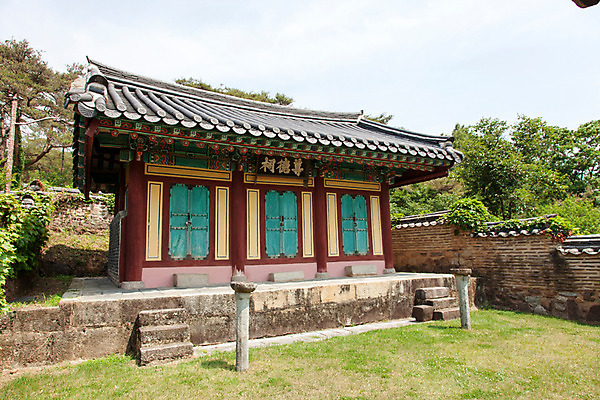 포토 JPG 주간 나무 식물 한국문화 계절 고건축 유적 한국건축 하늘 한국 풍경 사람없음 야외 여름 여름풍경 문화재 과거 서원 안동 병산서원 고택 국내포토 자연요소 동양문화 전통 건축물 건축 아시아 컨셉 경상북도 파일형식 여름_계절
