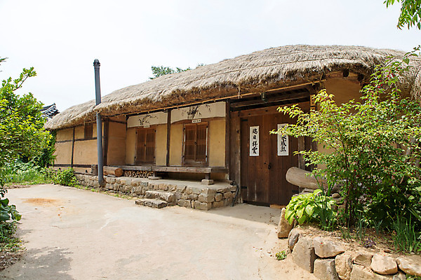 포토 JPG 주간 한국문화 계절 고건축 한국건축 하늘 한국 굴뚝 풍경 사람없음 야외 여름 여름풍경 문화재 과거 안동 하회마을 국내포토 자연요소 동양문화 건축물 건축 아시아 컨셉 경상북도 파일형식 여름_계절