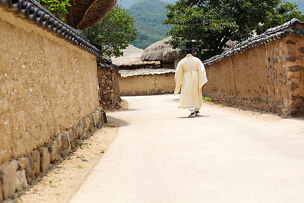 포토 JPG 주간 전신 한국문화 계절 남자 길 고건축 한국건축 한국 돌담 한명 사람 풍경 야외 뒷모습 여름 걷기 여름풍경 문화재 한복 과거 안동 하회마을 국내포토 자연요소 1 동양문화 한국전통 건축물 건축 아시아 뷰포인트 컨셉 모션 담장 돌_바위 전통의상 경상북도 파일형식 여름_계절