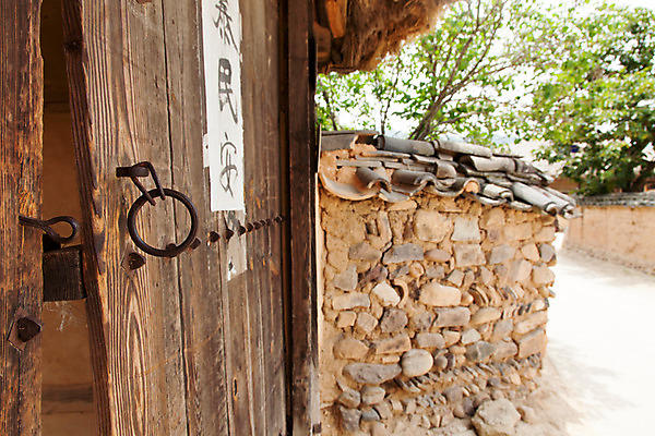 포토 JPG 주간 나무 식물 한국문화 계절 고건축 한국건축 한국 돌담 손잡이 풍경 사람없음 야외 여름 문 여름풍경 문화재 과거 안동 하회마을 국내포토 자연요소 동양문화 건축물 건축 아시아 컨셉 담장 돌_바위 경상북도 파일형식 여름_계절