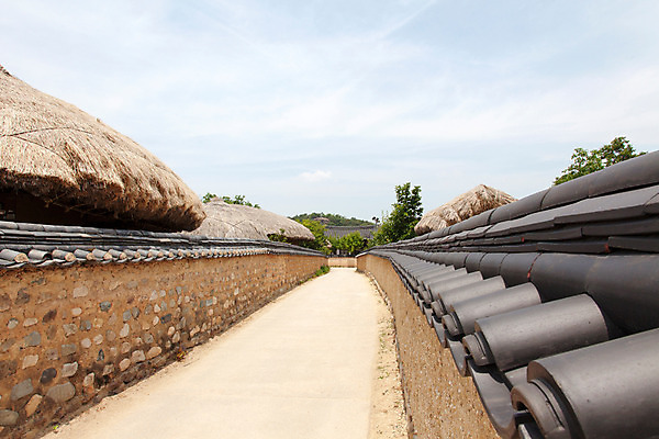 포토 JPG 주간 구름 한국문화 계절 길 고건축 한국건축 하늘 지붕 한국 돌담 기와 풍경 사람없음 야외 여름 여름풍경 원근감 문화재 과거 안동 하회마을 국내포토 자연요소 동양문화 건축물 건축 아시아 뷰포인트 컨셉 담장 돌_바위 경상북도 파일형식 여름_계절