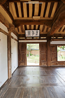 포토 JPG 주간 한국문화 계절 고건축 한국건축 한국 풍경 사람없음 야외 여름 문 여름풍경 문화재 마루 과거 안동 하회마을 국내포토 자연요소 동양문화 건축물 건축 아시아 컨셉 바닥 경상북도 파일형식 여름_계절