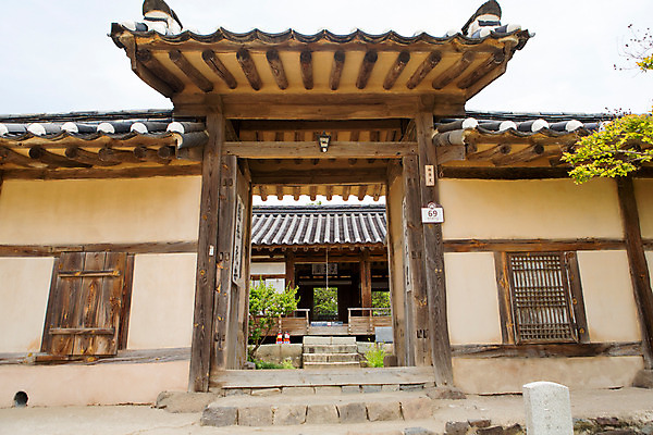 포토 JPG 주간 한국문화 계절 고건축 한국건축 한국 풍경 사람없음 야외 여름 문 여름풍경 문화재 과거 안동 하회마을 고택 국내포토 자연요소 동양문화 건축물 건축 아시아 컨셉 경상북도 파일형식 여름_계절