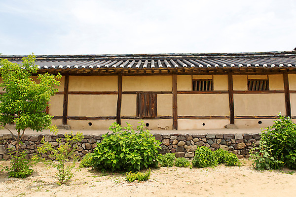 포토 JPG 주간 나무 식물 한국문화 계절 고건축 한국건축 하늘 한국 풍경 사람없음 야외 여름 여름풍경 문화재 과거 안동 하회마을 국내포토 자연요소 동양문화 건축물 건축 아시아 컨셉 경상북도 파일형식 여름_계절