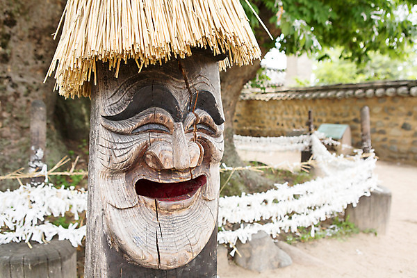 포토 JPG 주간 나무 식물 한국문화 계절 한국 미소 풍경 사람없음 야외 여름 여름풍경 문화재 과거 장승 안동 하회마을 삼신당 국내포토 자연요소 동양문화 아시아 컨셉 표정 경상북도 파일형식 여름_계절