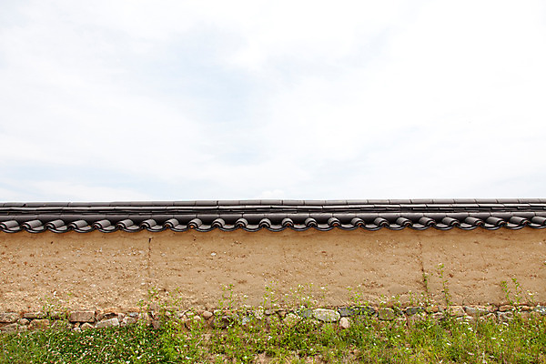 포토 JPG 주간 식물 한국문화 계절 고건축 한국건축 하늘 한국 돌담 풍경 사람없음 야외 여름 여름풍경 문화재 풀 과거 안동 하회마을 국내포토 자연요소 동양문화 건축물 건축 아시아 컨셉 담장 돌_바위 경상북도 파일형식 여름_계절