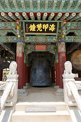 포토 JPG 주간 한국문화 계절 종교 고건축 불교 한국건축 한국 풍경 사람없음 야외 여름 조각상 계단 여름풍경 문화재 종 사찰 경상남도 과거 범종각 합천 해인사 현판 국내포토 자연요소 동양문화 건축물 건축 아시아 컨셉 종교건축 조형물 경상도 파일형식 여름_계절