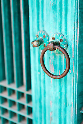 포토 JPG 주간 한국문화 종교 배경화면 백그라운드 고건축 불교 한국건축 한국 풍경 사람없음 야외 문 문화재 사찰 경상남도 과거 문고리 합천 해인사 국내포토 자연요소 동양문화 건축물 건축 아시아 컨셉 종교건축 경상도 파일형식