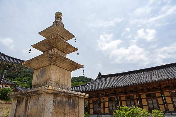 포토 JPG 주간 식물 구름 한국문화 계절 종교 고건축 불교 한국건축 하늘 한국 풍경 사람없음 야외 여름 탑 여름풍경 문화재 사찰 풀 경상남도 과거 삼층석탑 합천 해인사 국내포토 자연요소 동양문화 건축물 건축 아시아 컨셉 종교건축 석탑 경상도 파일형식 여름_계절