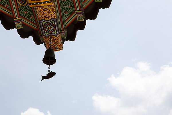 포토 JPG 주간 구름 한국문화 계절 종교 로우앵글 고건축 불교 한국건축 하늘 지붕 한국 풍경 사람없음 야외 여름 여름풍경 문화재 종 사찰 경상남도 과거 경쇠 풍경종 합천 해인사 국내포토 자연요소 동양문화 건축물 건축 아시아 뷰포인트 컨셉 종교건축 경상도 불교용품 파일형식 여름_계절