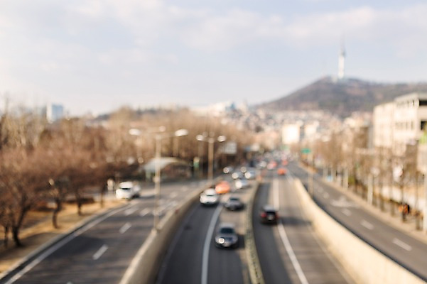 포토 JPG 나무 도로 백그라운드 자동차 산 서울 풍경 사람없음 가로수 남산 블러 국내포토 식물 길 육상교통 교통시설 한국 랜드마크 파일형식
