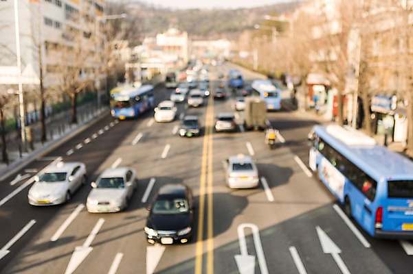 포토 JPG 주간 나무 도로 백그라운드 자동차 산 버스 서울 풍경 사람없음 야외 가로수 남산 블러 국내포토 자연요소 식물 길 육상교통 교통시설 대중교통 한국 랜드마크 파일형식