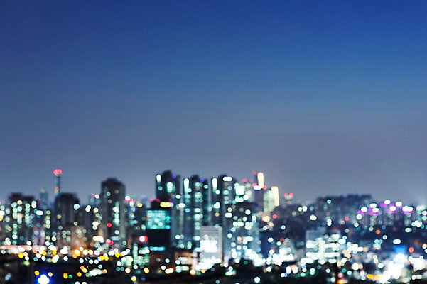 포토 JPG 도로 배경화면 백그라운드 야경 서울 빌딩 사람없음 도시 보케 블러 국내포토 길 교통시설 한국 건물 야간 파일형식 풍경_경치