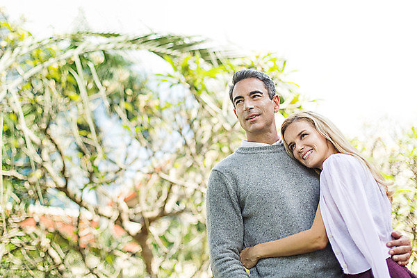 포토 JPG 주간 서양인 외국인 나무 백인 라이프스타일 부부 응시 여자 남자 행복 40대 중년 안기 모션 중년라이프 태국 함께함 2014년태국 사랑 서기 미소 사람 상반신 성인 야외 두명 앞모습 로맨틱 중년부부 중년만 성인만 국내포토 자연요소 식물 해외기획촬영 커플 시선 감정 아시아 뷰포인트 컨셉 표정 인종 생활 파일형식