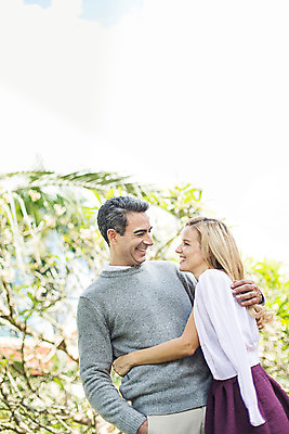 포토 JPG 주간 서양인 외국인 나무 백인 라이프스타일 부부 여자 남자 행복 40대 중년 안기 모션 중년라이프 태국 함께함 2014년태국 사랑 서기 미소 사람 상반신 성인 야외 두명 옆모습 마주보기 로맨틱 중년부부 중년만 성인만 국내포토 자연요소 식물 해외기획촬영 커플 감정 아시아 뷰포인트 컨셉 표정 인종 생활 파일형식