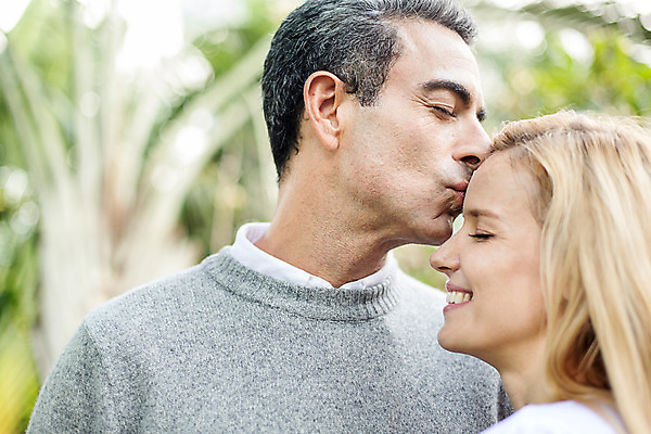 포토 JPG 주간 서양인 외국인 백인 라이프스타일 부부 여자 남자 행복 40대 중년 모션 중년라이프 태국 키스 함께함 2014년태국 사랑 서기 미소 사람 상반신 성인 야외 두명 앞모습 로맨틱 중년부부 중년만 성인만 국내포토 자연요소 해외기획촬영 커플 감정 아시아 뷰포인트 컨셉 표정 인종 생활 애정표현 파일형식