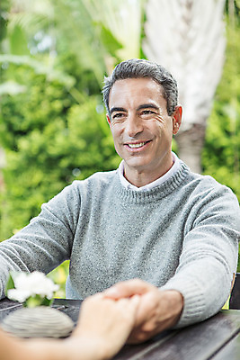 포토 JPG 주간 서양인 외국인 백인 라이프스타일 남자 행복 40대 중년 모션 중년라이프 태국 탁자 함께함 2014년태국 사랑 한명 미소 사람 앉기 상반신 성인 야외 앞모습 손잡기 로맨틱 성인남자한명만 중년만 중년남자만 중년남자한명만 국내포토 자연요소 해외기획촬영 1 감정 아시아 뷰포인트 가구 컨셉 표정 인종 생활 남자만 남자한명만 성인남자만 성인만 파일형식