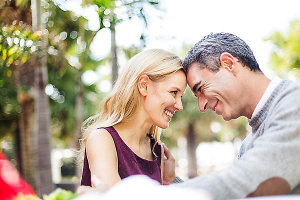 포토 JPG 주간 서양인 외국인 백인 라이프스타일 부부 여자 남자 행복 40대 중년 모션 중년라이프 리조트 2014년태국 사랑 미소 사람 앉기 상반신 성인 야외 두명 옆모습 마주보기 레스토랑 로맨틱 중년부부 태국인 중년만 성인만 국내포토 자연요소 해외기획촬영 커플 감정 뷰포인트 컨셉 표정 동양인 인종 생활 식당 파일형식
