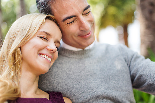 포토 JPG 주간 서양인 외국인 백인 라이프스타일 부부 여자 남자 행복 40대 중년 모션 중년라이프 리조트 휴식 함께함 2014년태국 사랑 미소 사람 앉기 상반신 성인 야외 두명 눈감음 기댐 로맨틱 중년부부 태국인 중년만 성인만 국내포토 자연요소 해외기획촬영 커플 감정 컨셉 표정 동양인 인종 생활 파일형식