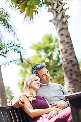 포토 JPG 주간 서양인 외국인 나무 백인 라이프스타일 부부 응시 여자 남자 행복 40대 중년 모션 중년라이프 태국 리조트 어깨동무 휴식 함께함 2014년태국 사랑 미소 사람 앉기 상반신 성인 야외 두명 옆모습 눈감음 기댐 로맨틱 중년부부 중년만 성인만 국내포토 자연요소 식물 해외기획촬영 커플 시선 감정 아시아 뷰포인트 포즈 컨셉 표정 인종 생활 파일형식