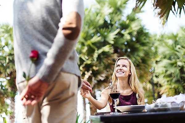 포토 JPG 주간 서양인 외국인 백인 라이프스타일 부부 여자 남자 꽃 행복 40대 중년 모션 중년라이프 리조트 2014년태국 선물 사랑 서기 미소 들기 사람 앉기 상반신 성인 야외 두명 앞모습 뒷모습 장미 레스토랑 손잡기 로맨틱 중년부부 태국인 중년만 성인만 국내포토 자연요소 식물 해외기획촬영 커플 감정 뷰포인트 컨셉 표정 동양인 인종 생활 식당 파일형식