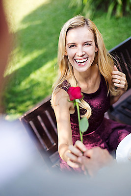 포토 JPG 주간 서양인 외국인 백인 라이프스타일 손 부부 여자 남자 꽃 행복 40대 중년 모션 중년라이프 태국 함께함 2014년태국 선물 사랑 미소 들기 사람 상반신 성인 야외 두명 앞모습 신체부위 장미 로맨틱 주기 중년부부 중년만 성인만 국내포토 자연요소 식물 해외기획촬영 커플 감정 아시아 뷰포인트 컨셉 표정 인종 생활 파일형식