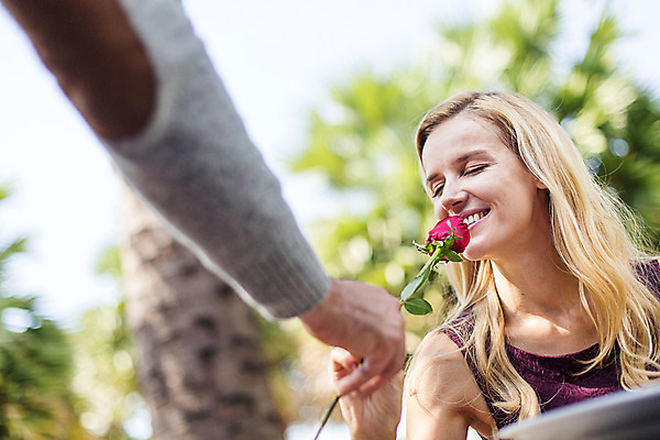 포토 JPG 주간 서양인 외국인 백인 라이프스타일 부부 여자 남자 꽃 행복 40대 중년 모션 중년라이프 태국 함께함 2014년태국 사랑 미소 들기 사람 앉기 상반신 성인 야외 두명 옆모습 신체부위 장미 눈감음 로맨틱 주기 향기 중년부부 팔 중년만 성인만 국내포토 자연요소 식물 해외기획촬영 커플 감정 아시아 뷰포인트 컨셉 표정 인종 생활 냄새 파일형식