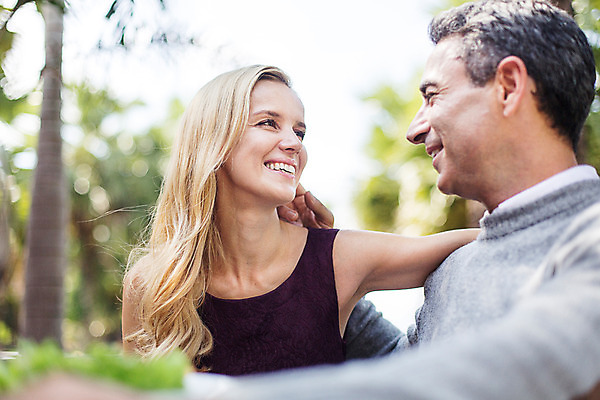 포토 JPG 주간 서양인 외국인 백인 라이프스타일 부부 여자 남자 행복 40대 중년 모션 중년라이프 태국 휴식 함께함 2014년태국 사랑 미소 사람 앉기 상반신 성인 야외 두명 앞모습 옆모습 마주보기 로맨틱 중년부부 중년만 성인만 국내포토 자연요소 해외기획촬영 커플 감정 아시아 뷰포인트 컨셉 표정 인종 생활 파일형식