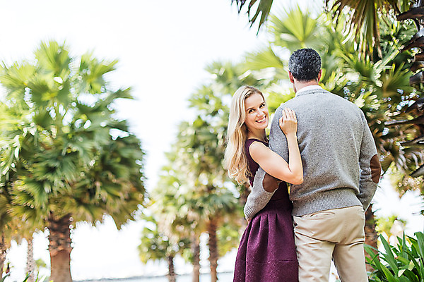 포토 JPG 주간 서양인 외국인 백인 라이프스타일 부부 여자 남자 행복 40대 중년 안기 모션 중년라이프 태국 리조트 함께함 2014년태국 사랑 서기 미소 사람 상반신 성인 야외 두명 옆모습 뒷모습 로맨틱 중년부부 중년만 성인만 국내포토 자연요소 해외기획촬영 커플 감정 아시아 뷰포인트 컨셉 표정 인종 생활 파일형식