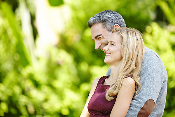 포토 JPG 주간 서양인 외국인 백인 라이프스타일 부부 여자 남자 행복 40대 중년 안기 모션 중년라이프 태국 리조트 휴식 함께함 2014년태국 사랑 서기 미소 사람 상반신 성인 야외 두명 옆모습 로맨틱 중년부부 중년만 성인만 국내포토 자연요소 해외기획촬영 커플 감정 아시아 뷰포인트 컨셉 표정 인종 생활 파일형식
