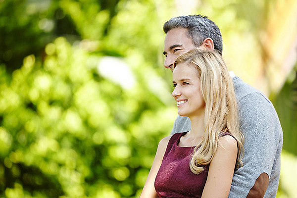 포토 JPG 주간 서양인 외국인 백인 라이프스타일 부부 응시 여자 남자 행복 40대 중년 안기 모션 중년라이프 태국 리조트 휴식 함께함 2014년태국 사랑 서기 미소 사람 상반신 성인 야외 두명 옆모습 로맨틱 중년부부 중년만 성인만 국내포토 자연요소 해외기획촬영 커플 시선 감정 아시아 뷰포인트 컨셉 표정 인종 생활 파일형식