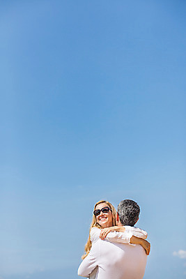 포토 JPG 주간 서양인 외국인 백인 구름 라이프스타일 부부 여자 남자 행복 40대 중년 안기 모션 중년라이프 태국 하늘 함께함 2014년태국 사랑 서기 미소 사람 상반신 성인 야외 두명 앞모습 뒷모습 선글라스 로맨틱 중년부부 중년만 성인만 국내포토 자연요소 해외기획촬영 커플 감정 아시아 안경 뷰포인트 컨셉 표정 인종 생활 파일형식